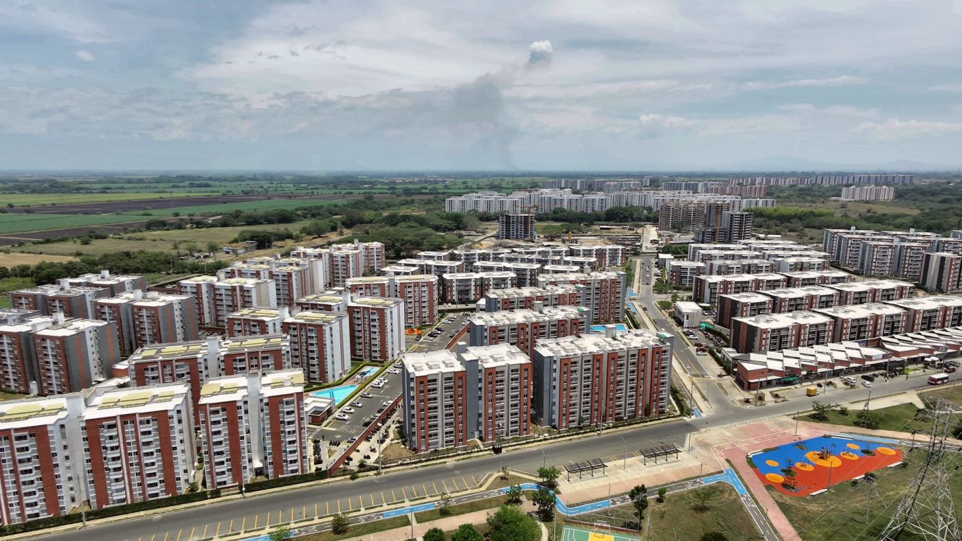 Vista aérea de un desarrollo urbano con edificios y obras en construcción